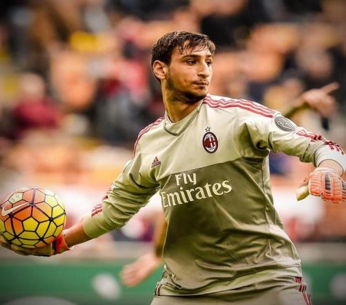 边锋赛后晒伤痕，网友称其太拼了（边锋赛后晒出伤痕，网友直呼拼劲十足）