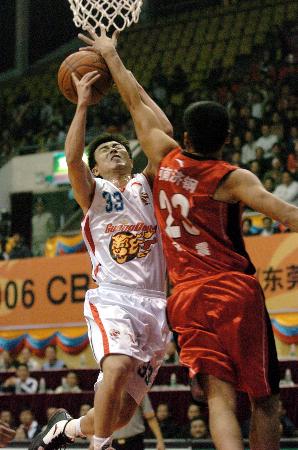 东契奇：斯玛特给替补席带来了能量，他说啥我们都会听（东契奇：斯玛特为替补席注入活力，我们都听他的）