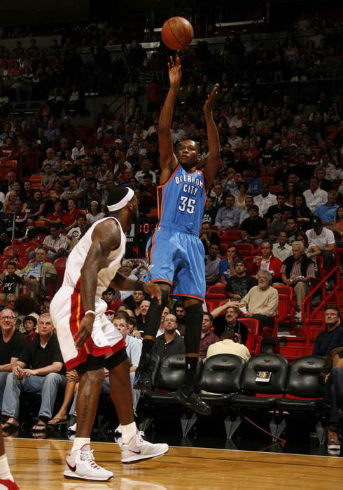 勇夺金靴，法比奥赛后社媒：感谢队友以及每位愿意相信我的人（法比奥加冕金靴，赛后社媒致谢队友与每一位相信我的人）