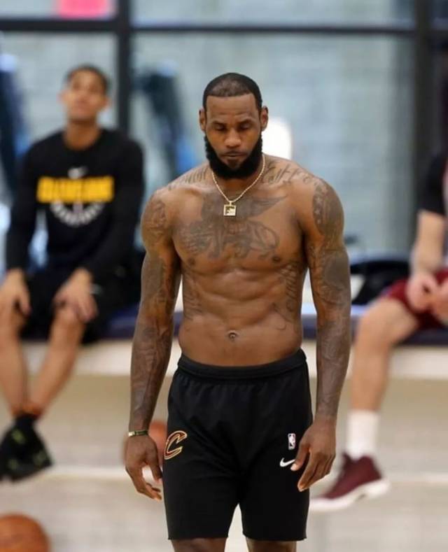 图片报：因曼市机场缺地勤导致航班晚点，多特周四的训练取消（图片报：曼彻斯特机场地勤人手不足致航班延误，多特周四训练被取消）