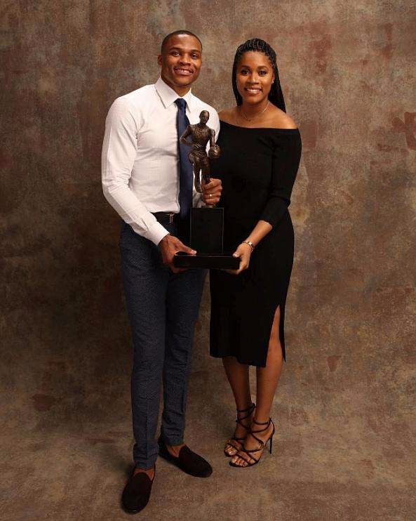 杰伦·约翰逊成为08年詹姆斯以来连续两场砍三双最年轻的前锋（自2008年詹姆斯以来，杰伦-约翰逊成为连续两场拿下三双的最年轻前锋）