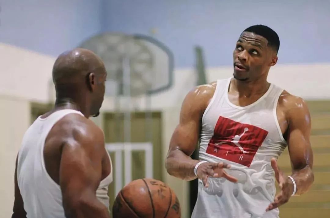 太阳报：一名巴西球员在泰国酒吧试图逃单，并殴打了女老板（太阳报称：一名巴西球员在泰国酒吧企图逃单并殴打女店主）