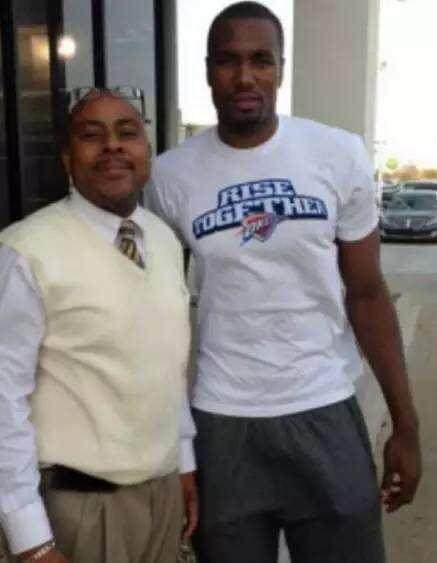 从手足无措到游刃有余，齐达内在公园学着踢毽子（齐达内在公园练踢毽子，从生疏到娴熟）