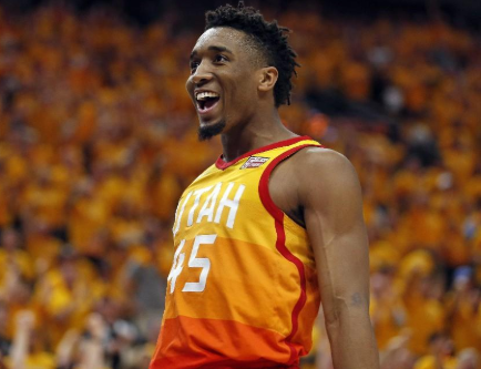 库里达成超狂里程碑！盛赞飙27分的状元郎：联盟后继有人（库里缔造史诗纪录！力赞砍下27分的状元：联盟接班人已现）