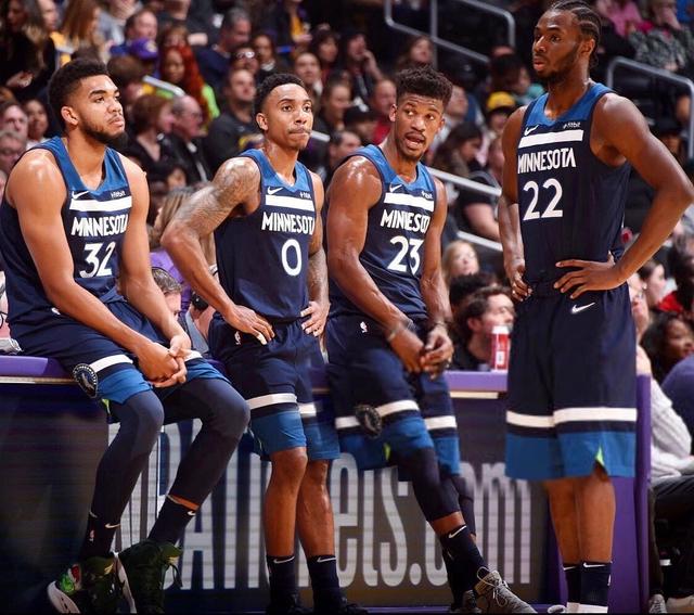 攻防一体！亚历山大上半场13投6中 砍下13分6篮板3助攻2盖帽（亚历山大半场攻守俱佳：13投6中拿下13分6篮板3助攻2盖帽）