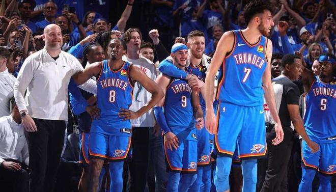 图片报：诺伊尔调整了训练流程，乌尔比希也激励着他继续（图片报：诺伊尔更新训练计划，乌尔比希持续为其打气）