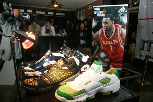 尼克斯晋级半决赛后，每位球员都能获得103000美元的奖金（尼克斯打进半决赛，队内每人奖金10.3万美元）