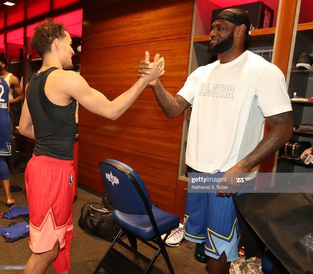 三分大战！两队三分命中率均超4成，半场合计命中19记三分（三分雨倾盆！双方三分命中率均超40%，半场合计命中19记三分）