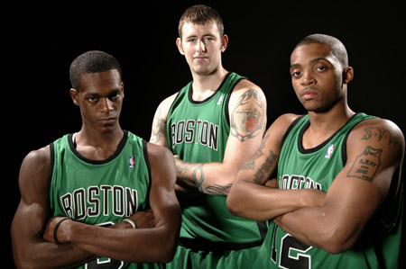 TA：勒沃库森的防守坚如磐石，曼城两侧防线存在巨大漏洞（TA：勒沃库森铁壁森严，曼城边路防线漏洞百出）