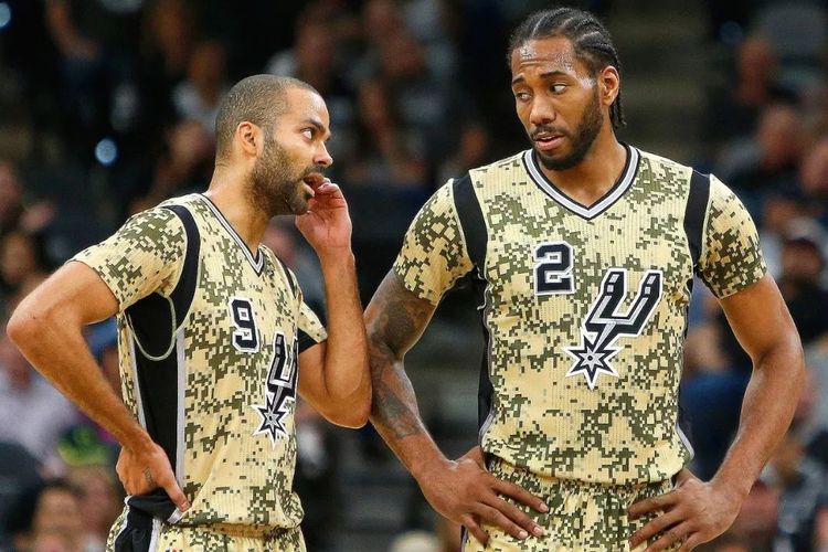 防线漏洞频出 难挡对手冲击（后防失误不断 难以抵御对手猛攻）