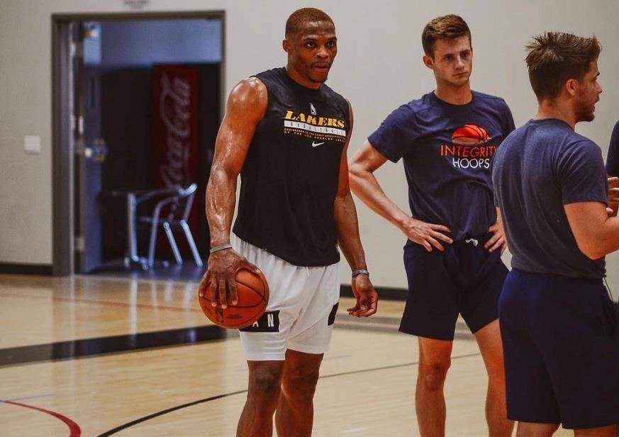 凯里·詹娜养女晒奢华生活，其母21岁跻身十亿富豪榜（凯里·詹娜养女炫耀奢华生活，母亲21岁即登十亿富豪榜）