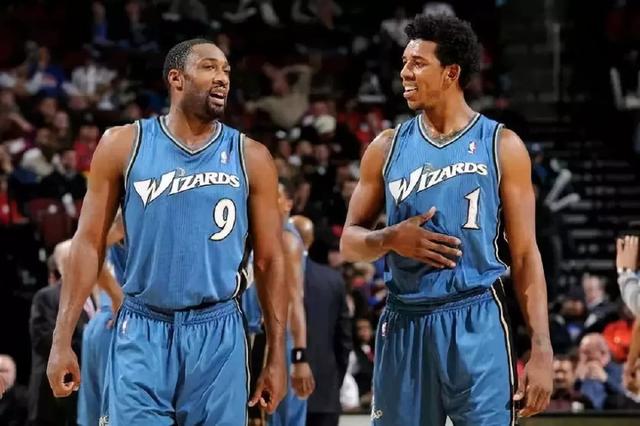 上半场爆砍25分！萨格斯左臀受伤被迫离场 懊恼甩飞发带+扔掉毛巾（萨格斯半场轰下25分后左臀伤退 怒甩发带并扔毛巾）