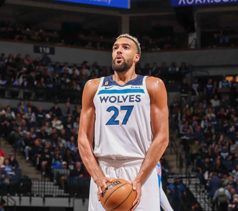 湖人浓眉哥篮下统治助力球队获胜（浓眉内线制霸，助湖人拿下胜利）